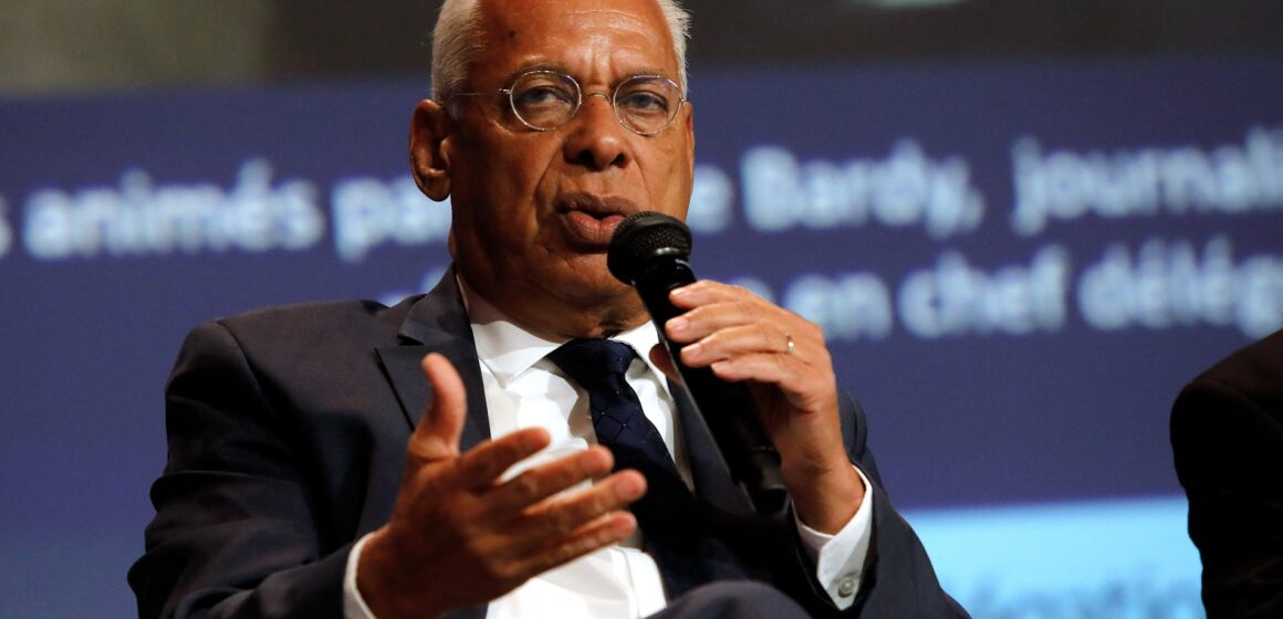 Le sénateur socialiste de Guadeloupe et ancien ministre des Outre-mer Victorin Lurel à Issy les Moulineaux le 18 novembre 2024. Le traditionnel congrès annuel des maires de France s’est ouvert par la journée consacrée aux maires ultramarins et à leurs problématiques particulières. Photo : Daniel Perron / Hans Lucas via AFP Le sénateur socialiste de Guadeloupe et ancien ministre des Outre-mer Victorin Lurel à Issy les Moulineaux le 18 novembre 2024. Le traditionnel congrès annuel des maires de France s’est ouvert par la journée consacrée aux maires ultramarins et à leurs problématiques particulières. Photo : Daniel Perron / Hans Lucas via AFP