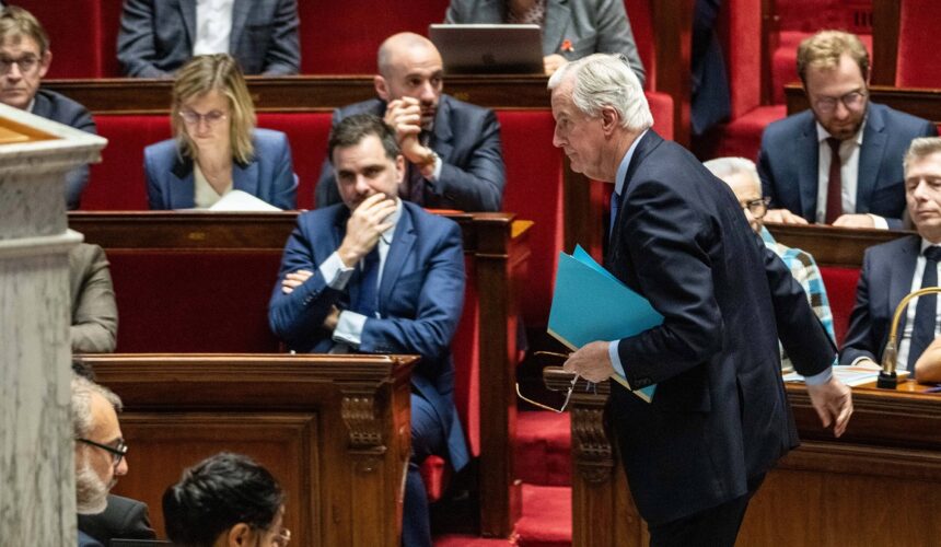Michel Barnier, Premier ministre, à l'Assemblée nationale à Paris, le 4 décembre 2024, lors du débat et vote de la motion de censure à la suite de sa décision d'utiliser l'article 49.3 de la Constitution sur le projet de loi de financement de la sécurité sociale (PLFSS) 2025. Photo : Olivier Juszczak / Sipa