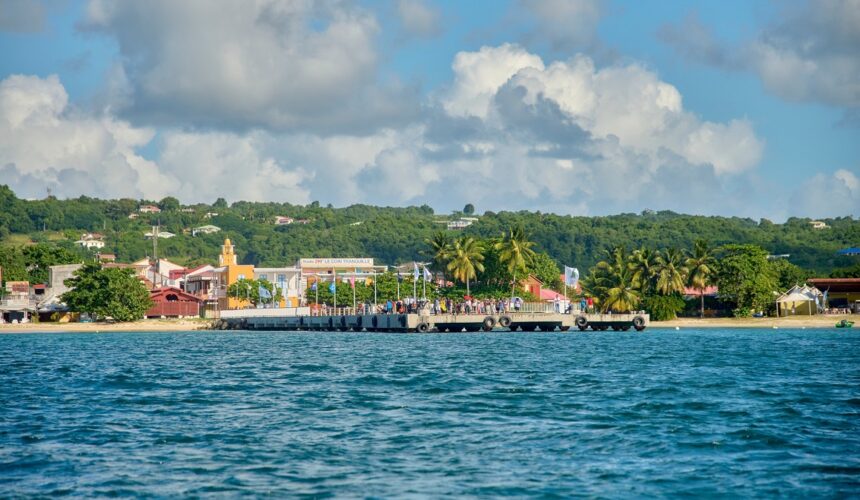 Vue du port de Marie-Galante depuis la mer. Photo : CCMG