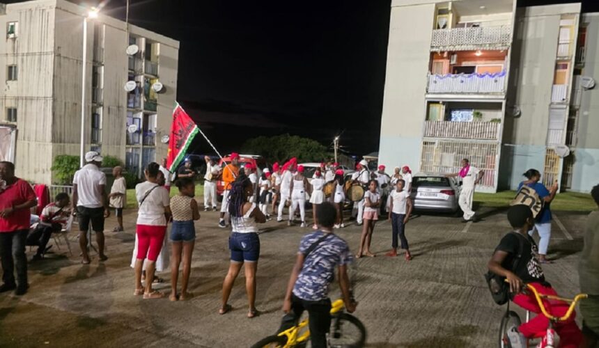 Le week-end dernier, la ville de Basse-Terre a frémi au rythme du déboulé carnavalesque de Neg chapé. Photo : FB Ville de Basse-Terre