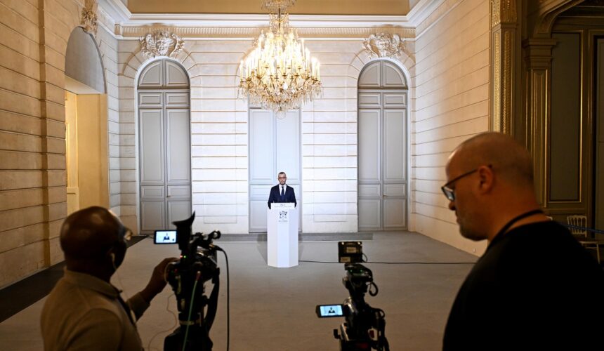 Alexis Kohler, secrétaire général de l'Elysée, annonce la composition du gouvernement de François Bayrou à l'Elysée, Paris, 23 décembre. Photo : Jeanne Accorsini / Sipa