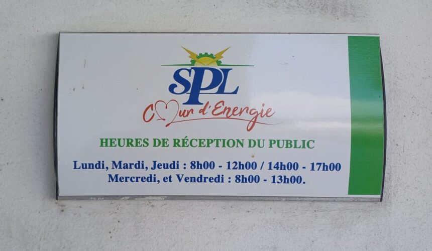 La présence de la SPL Coeur d'énergie impasse des Palétuviers à Jarry, Baie-Mahault est matérialisée par une simple plaque. Photo : LCG