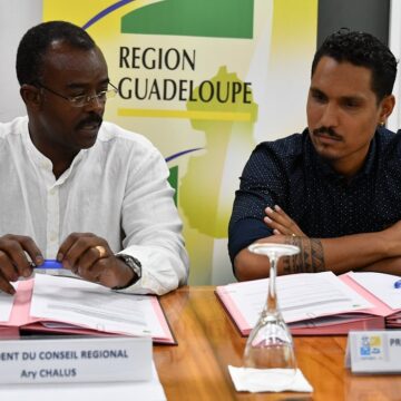 Charly Vincent (à droite), président du comité des peches de Guadeloupe à coté du président e Région Ary Chalus. Photo : FB Région Guadeloupe Charly Vincent (à droite), président du comité des peches de Guadeloupe à coté du président e Région Ary Chalus. Photo : FB Région Guadeloupe