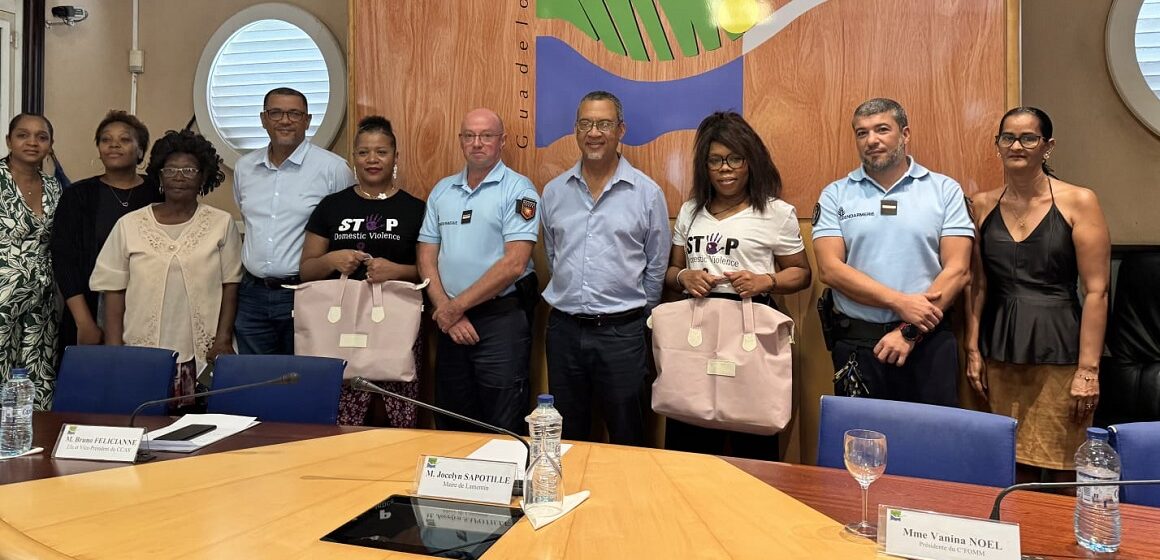 Mardi 18 février, la mairie a accueilli la présentation officielle des mallettes d’urgence conçues par le Collectif de femmes d’Outre-Mer et du monde. Photo : FB Ville de Lamentin Mardi 18 février, la mairie a accueilli la présentation officielle des mallettes d’urgence conçues par le Collectif de femmes d’Outre-Mer et du monde. Photo : FB Ville de Lamentin