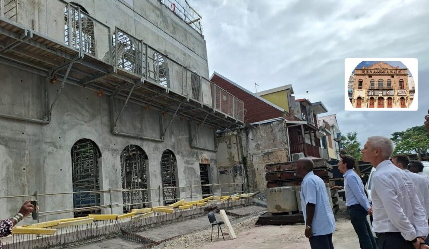 Harry Durimel, maire de Pointe-à-àPitre devant le chantier de reconstruction de la façade du cinéma Renaissance. Pointe-à-Pitre, le 19 février 2025. Photo : FB Communauté d'Agglomération Cap Excellence