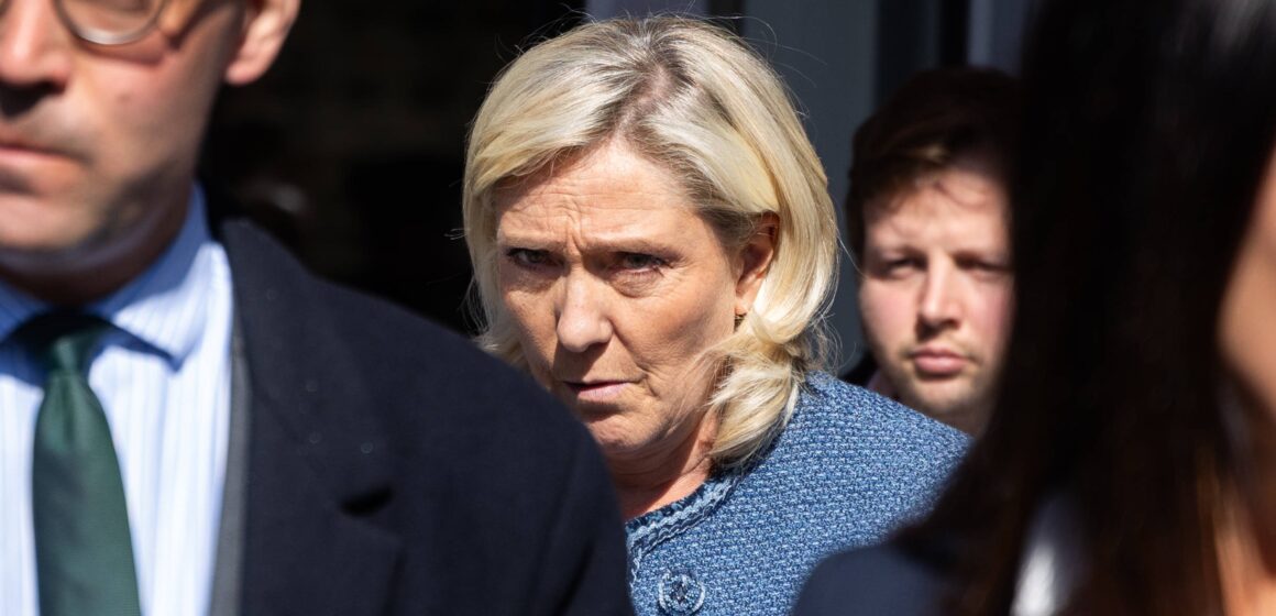 Marine Le Pen, présidente du groupe parlementaire d'extrême droite du Rassemblement national (RN), quitte le tribunal de Paris ce 31 mars après son procès pour suspicion de détournement de fonds publics européens. Le tribunal l’a reconnue coupable, et rendu un verdict qui l'empêche de se présenter aux élections et pourrait compromettre ses chances de se présenter à la prochaine élection présidentielle de 2027. Photo : Thomas Hubert / Sipa Marine Le Pen, présidente du groupe parlementaire d'extrême droite du Rassemblement national (RN), quitte le tribunal de Paris ce 31 mars après son procès pour suspicion de détournement de fonds publics européens. Le tribunal l’a reconnue coupable, et rendu un verdict qui l'empêche de se présenter aux élections et pourrait compromettre ses chances de se présenter à la prochaine élection présidentielle de 2027. Photo : Thomas Hubert / Sipa