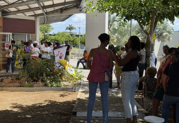 Pour la journée de mobilisation contre les 89 suppressions de poste, le 20 mars, devant le rectorat, très peu d’enseignants ont fait le déplacement. Photo : Stécy Lancastre / LCG