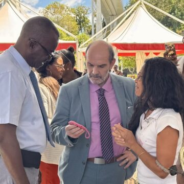 Camille César-Auguste président de l’’Union des associations de consommateurs agréées de Zoban (à gauche) et Ary Chalus président du conseil régional, sur l’esplanade du Mémorial acte le 15 mars à la journée mondiale des droits des consommateurs. Photo : FB Région Guadeloupe