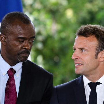 Le président du conseil régional de Guadeloupe, Ary Chalus (à gauche) s'entretient avec le président de la République Emmanuel Macron lors d'une cérémonie pour la signature des contrats pour la Convergence et la Transformation, au ministère des Outre-mer, à Paris, le 8 juillet 2019. Photo : Ludovic Marin / AFP Le président du conseil régional de Guadeloupe, Ary Chalus (à gauche) s'entretient avec le président de la République Emmanuel Macron lors d'une cérémonie pour la signature des contrats pour la Convergence et la Transformation, au ministère des Outre-mer, à Paris, le 8 juillet 2019. Photo : Ludovic Marin / AFP