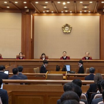 Séoul, Corée du Sud : Le juge en chef par intérim de la Cour constitutionnelle sud-coréenne, Moon Hyung-bae (en haut au centre), s'exprime lors de la décision finale de la destitution du président sud-coréen Yoon Suk Yeol à la Cour constitutionnelle le 4 avril 2025. Photo : Lee Young-ho / Sipa USA Séoul, Corée du Sud : Le juge en chef par intérim de la Cour constitutionnelle sud-coréenne, Moon Hyung-bae (en haut au centre), s'exprime lors de la décision finale de la destitution du président sud-coréen Yoon Suk Yeol à la Cour constitutionnelle le 4 avril 2025. Photo : Lee Young-ho / Sipa USA