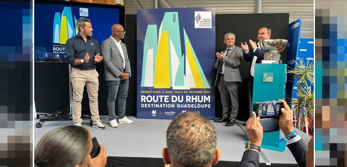 Camille Pélage, vice-président du conseil régional (2e à gauche), assiste au dévoilement de l’affiche de la Route du rhum – destination Guadeloupe 2026 à Saint-Malo le 25 avril. Photo : Région Guadeloupe