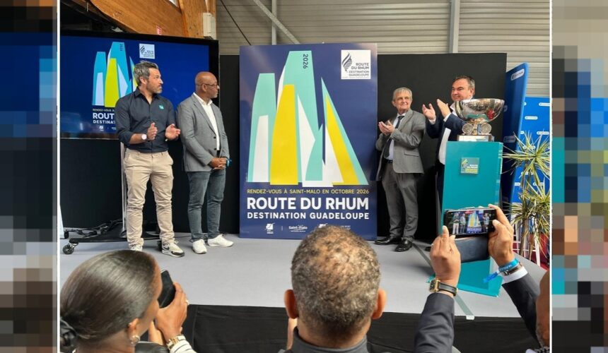 Camille Pélage, vice-président du conseil régional (2e à gauche), assiste au dévoilement de l’affiche de la Route du rhum – destination Guadeloupe 2026 à Saint-Malo le 25 avril. Photo : Région Guadeloupe