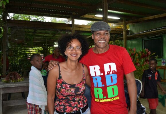Ferdy Louisy, maire de Goyave, prend la pose en 2014 au Jardin d’eau à Goyave avec Sophie Berthelot la gérante du parc d’agrément. Photo : Jardin d’eau