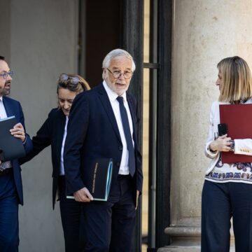 À Paris, le 28 avril 2025, de gauche à droite, Yannick Neuder, ministre délégué auprès du ministre du Travail, de la Santé, des Solidarités et de la Famille, chargé de la Santé et de l'Accès aux soins, Sophie Primas, ministre déléguée auprès du Premier ministre et porte-parole du gouvernement, François Rebsamen, ministre de l'Aménagement du territoire et de la Décentralisation, et Astrid Panosyan-Bouvet, ministre déléguée auprès du ministre du Travail, de la Santé, des Solidarités et de la Famille, apparaissent à l'issue du Conseil des ministres du gouvernement français à l'Élysée. Photo : Telmo Pinto / NurPhoto via AFP