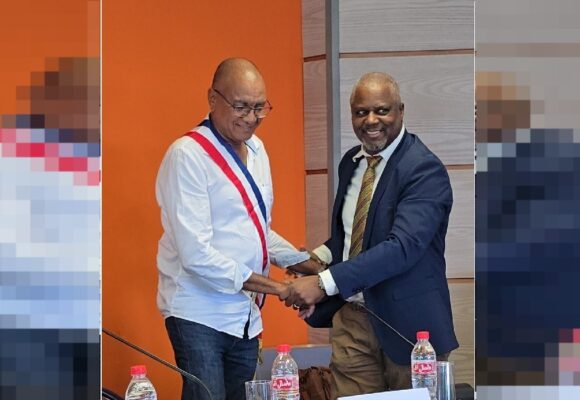 Le Gosier, 15 avril 2025. Michel Hotin reçoit l’écharpe de maire des mains de son 1er adjoint Guy Baclet à l’issue du scrutin remporté par 18 voix contre 17 à sa concurrente Liliane Montout. Photo : FB Ici Le Gosier