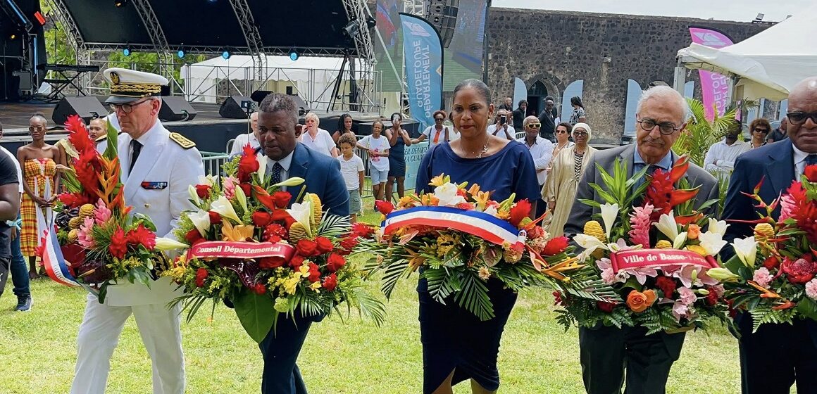 Le préfet Xavier Lefort (à gauche) à l’occasion de la cérémonie commémorative de la deuxième et définitive abolition de l’esclavage en Guadeloupe (27 mai) au Fort Delgrès à Basse-Terre. Photo : Préfecture Guadeloupe Le préfet Xavier Lefort (à gauche) à l’occasion de la cérémonie commémorative de la deuxième et définitive abolition de l’esclavage en Guadeloupe (27 mai) au Fort Delgrès à Basse-Terre. Photo : Préfecture Guadeloupe