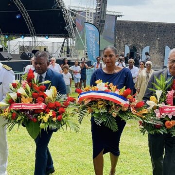 Le préfet Xavier Lefort (à gauche) à l’occasion de la cérémonie commémorative de la deuxième et définitive abolition de l’esclavage en Guadeloupe (27 mai) au Fort Delgrès à Basse-Terre. Photo : Préfecture Guadeloupe Le préfet Xavier Lefort (à gauche) à l’occasion de la cérémonie commémorative de la deuxième et définitive abolition de l’esclavage en Guadeloupe (27 mai) au Fort Delgrès à Basse-Terre. Photo : Préfecture Guadeloupe