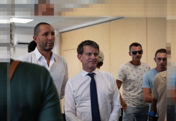 Manuel Valls ministre des Outre-mer rencontres les victimes guadeloupéennes des airbags défectueux Takata dans le cadre de sa visite officielle en Guadeloupe le 16 mars 2025. Photo : Sandrine Gueymard / Hans Lucas / AFP