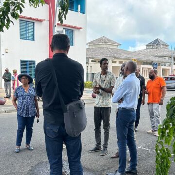 Ce lundi matin (5 mai) à Baie-Mahault, les élus et agents locaux et régionaux sont sur les lieux du passage de la mini-tornade pour constater les dégâts et organiser les premières réponses d’urgence aux sinistrés. Photo : Mairie de Baie-Mahault