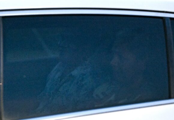 Le militant kanak Christian Tein (à gauche) quitte la prison de Mulhouse-Lutterbach où il était détenu depuis près d'un an, à Lutterbach, dans l'est de la France, le 12 juin 2025. Le dirigeant indépendantiste kanak Christian Tein, placé en détention provisoire depuis un an dans le cadre de l'enquête sur les révoltes émeutières en Nouvelle-Calédonie au printemps 2024, a été libéré le 12 juin 2025 par la Cour d'appel de Paris. Photo par Sébastien Bozon / AFP