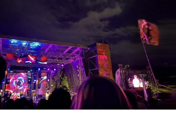 Devant la scène de Terre de blues au château Murat, les fans ont agité des drapeaux au passage de la figure mythique du reggae Burning Spear. Marie-Galante, 8 juin 2025. Photo : Le Courrier de Guadeloupe