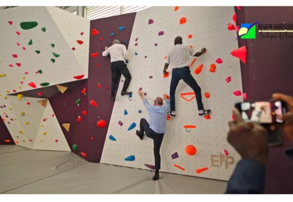 Ce mercredi 9 juillet 2025, de gauche à droite, le recteur Gabriele Fioni, le préfet Xavier Lefort, le président de Région Ary Chalus, se prêtent à tester le mur d’escalade d’un des gymnases inaugurés au sein du lycée Baimbridge. Photo : capture écran vidéo Région Guadeloupe.