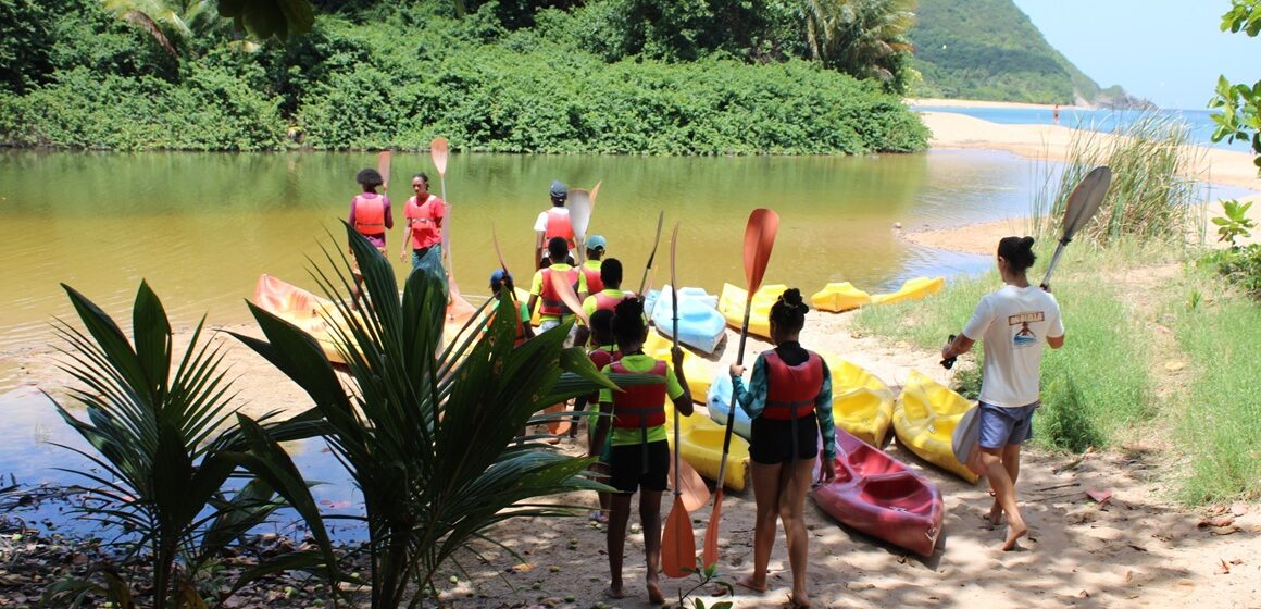 Une excursion en kayak le 30 juillet lors de l'opération « An dlo la » de l’Office de l’eau, pour découvrir la fragile beauté des mangroves et sensibiliser à l'urgence de préserver ces écosystèmes menacés par la pollution. Photo : Office de l'Eau Guadeloupe