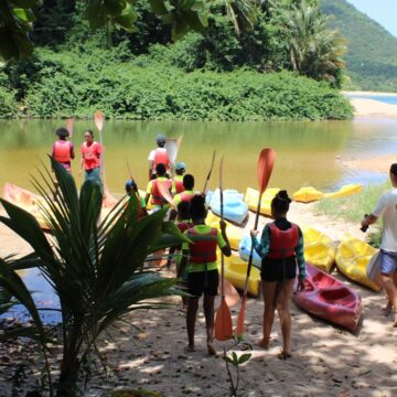 Une excursion en kayak le 30 juillet lors de l'opération « An dlo la » de l’Office de l’eau, pour découvrir la fragile beauté des mangroves et sensibiliser à l'urgence de préserver ces écosystèmes menacés par la pollution. Photo : Office de l'Eau Guadeloupe