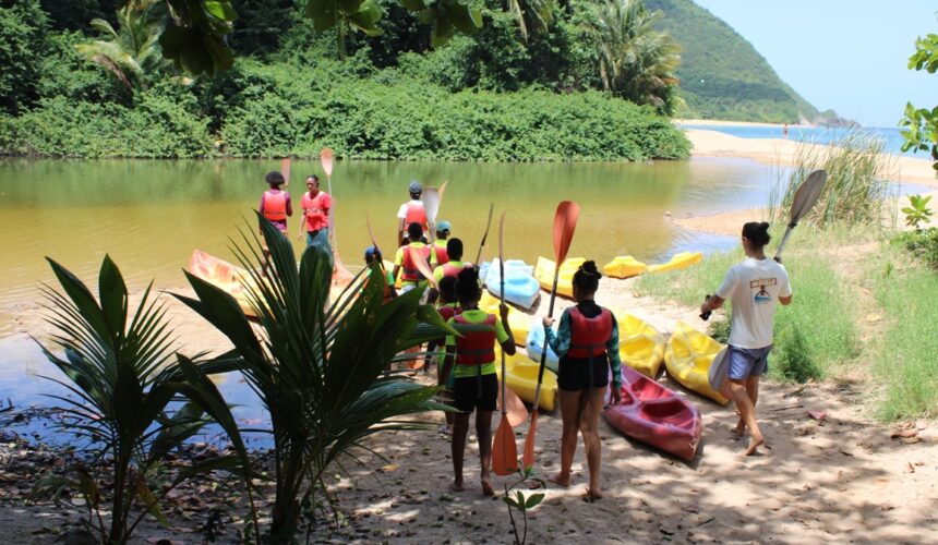 Une excursion en kayak le 30 juillet lors de l'opération « An dlo la » de l’Office de l’eau, pour découvrir la fragile beauté des mangroves et sensibiliser à l'urgence de préserver ces écosystèmes menacés par la pollution. Photo : Office de l'Eau Guadeloupe