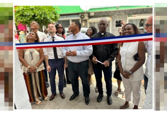 Coupé de ruban inaugural de l'épicerie solidaire de Capesterre-Belle-Eau le 12 août, en présence du maire Jean-Philippe Courtois (au centre), du sous-préfet Arnaud Duranthon (à sa gauche) et du curé Eugène Kaze à sa droite). Photo : Ville de Capesterre Belle-Eau