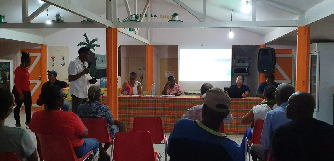 Des élus dont le maire Claude Edond au micro, et résidents échangent sur la réduction des déchets dans le quartier de Dolé, lors de l’atelier « zéro déchet » à Gourbeyre mercredi 20 août. Photo : Ville de Gourbeyre