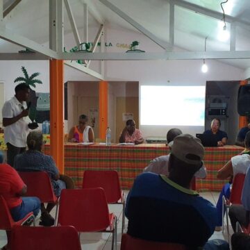 Des élus dont le maire Claude Edond au micro, et résidents échangent sur la réduction des déchets dans le quartier de Dolé, lors de l’atelier « zéro déchet » à Gourbeyre mercredi 20 août. Photo : Ville de Gourbeyre Des élus dont le maire Claude Edond au micro, et résidents échangent sur la réduction des déchets dans le quartier de Dolé, lors de l’atelier « zéro déchet » à Gourbeyre mercredi 20 août. Photo : Ville de Gourbeyre