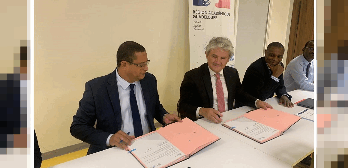 Laurent Legendart, directeur ARS Guadeloupe (à g.) et Gabriele Fioni, recteur d’académie (au centre) signent la convention 2025-2030 pour l’école inclusive le 29 juillet à Dothémare aux Abymes. Photo : Région académique Guadeloupe