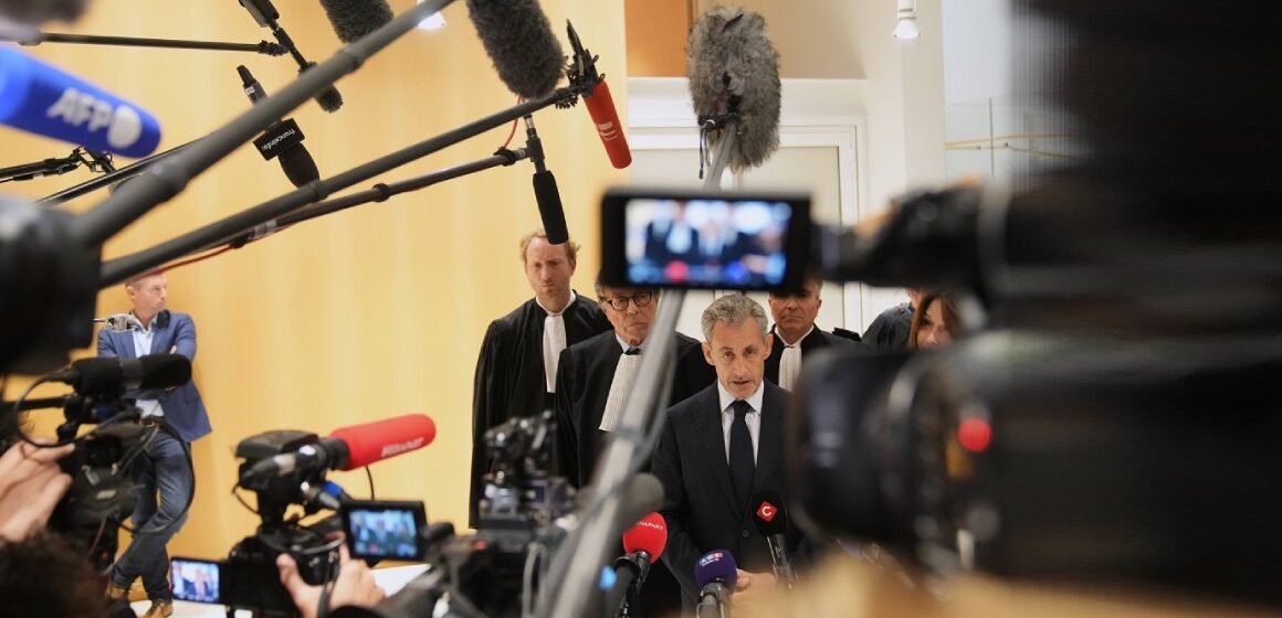 L'ancien président Nicolas Sarkozy s'exprime jeudi 25 septembre 2025 devant les médias après que le tribunal correctionnel de Paris l'a condamné à 5 ans de prison pour avoir été reconnu coupable d'association de malfaiteurs dans l’affaire de financement présumé de sa campagne de 2007 par des fonds libyens. Photo : Christophe Ena / AP / Sipa