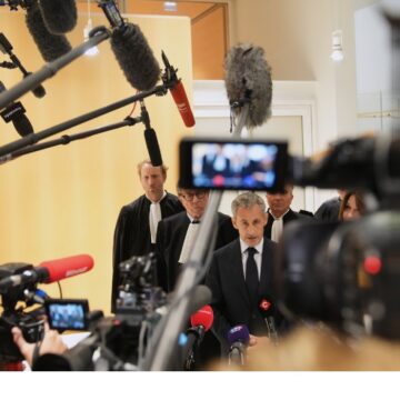 L'ancien président Nicolas Sarkozy s'exprime jeudi 25 septembre 2025 devant les médias après que le tribunal correctionnel de Paris l'a condamné à 5 ans de prison pour avoir été reconnu coupable d'association de malfaiteurs dans l’affaire de financement présumé de sa campagne de 2007 par des fonds libyens. Photo : Christophe Ena / AP / Sipa