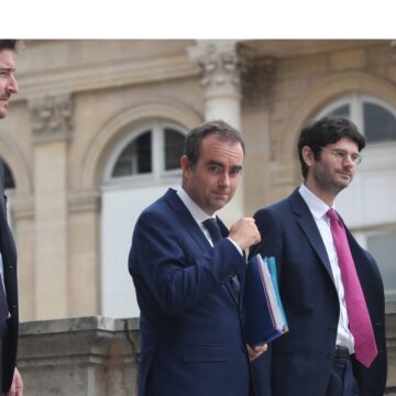 Le Premier ministre Sébastien Lecornu (C), escorté par ses conseillers, quitte le Palais Bourbon après le rejet des motions de censure contre son gouvernement, à Paris le 16 octobre 2025. Photo : J.E.E / Sipa