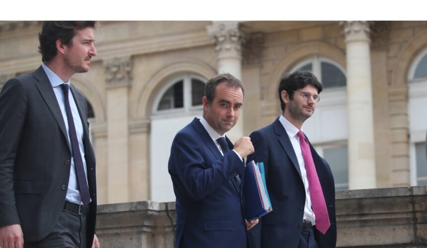 Le Premier ministre Sébastien Lecornu (C), escorté par ses conseillers, quitte le Palais Bourbon après le rejet des motions de censure contre son gouvernement, à Paris le 16 octobre 2025. Photo : J.E.E / Sipa