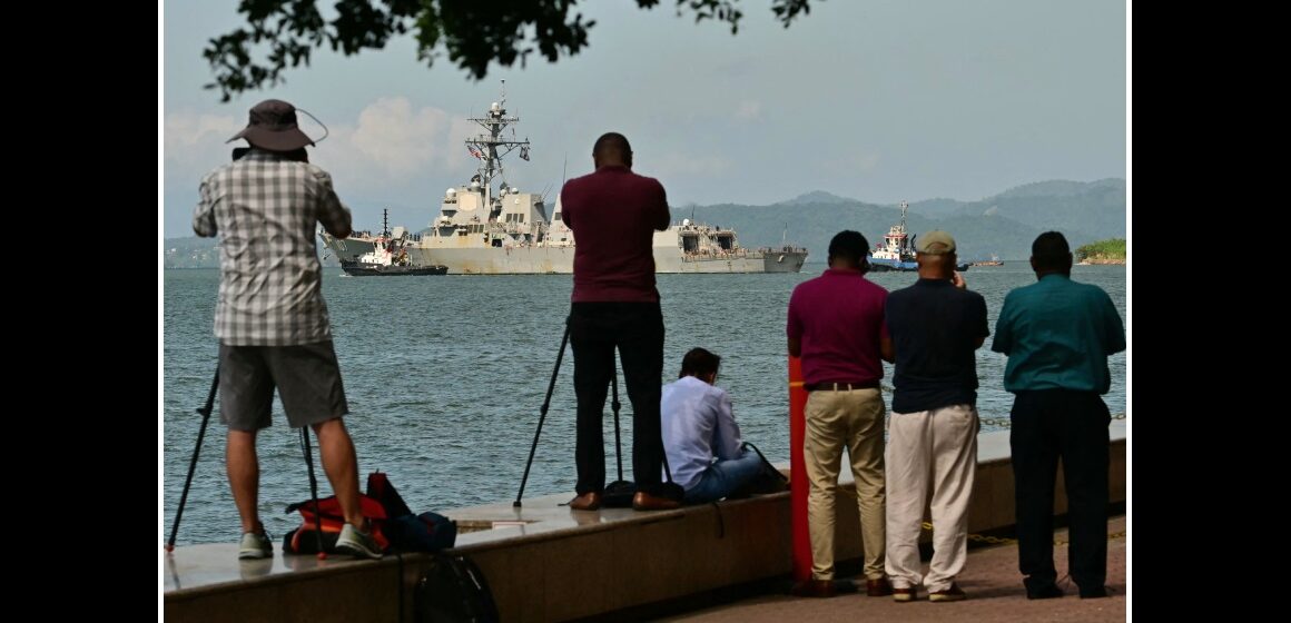 Le public prend des photos de l'USS Gravely, un navire de guerre américain, quittant le port de Port of spain le 30 octobre 2025. Le navire de guerre américain était arrivé à Trinidad-and-Tobago le 26 octobre 2025 pour des exercices conjoints au large du Venezuela, alors que Washington intensifiait sa pression contre les trafiquants de drogue et le dirigeant vénézuélien Nicolas Maduro. Photo : Martin Bernetti / AFP Le public prend des photos de l'USS Gravely, un navire de guerre américain, quittant le port de Port of spain le 30 octobre 2025. Le navire de guerre américain était arrivé à Trinidad-and-Tobago le 26 octobre 2025 pour des exercices conjoints au large du Venezuela, alors que Washington intensifiait sa pression contre les trafiquants de drogue et le dirigeant vénézuélien Nicolas Maduro. Photo : Martin Bernetti / AFP