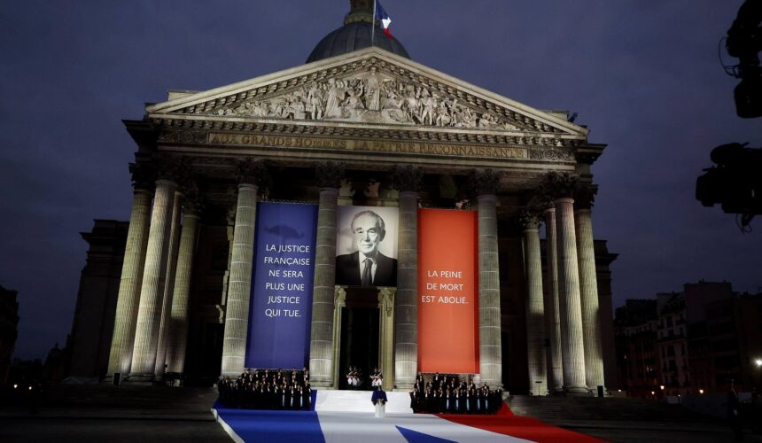 Cérémonie de panthéonisation de Robert Badinter, ancien ministre de la Justice et président du Conseil constitutionnel, à Paris le 9 octobre 2025, date anniversaire de la promulgation de la loi portant abolition de la peine de mort. Photo : Jacovides / Pool / Sipa