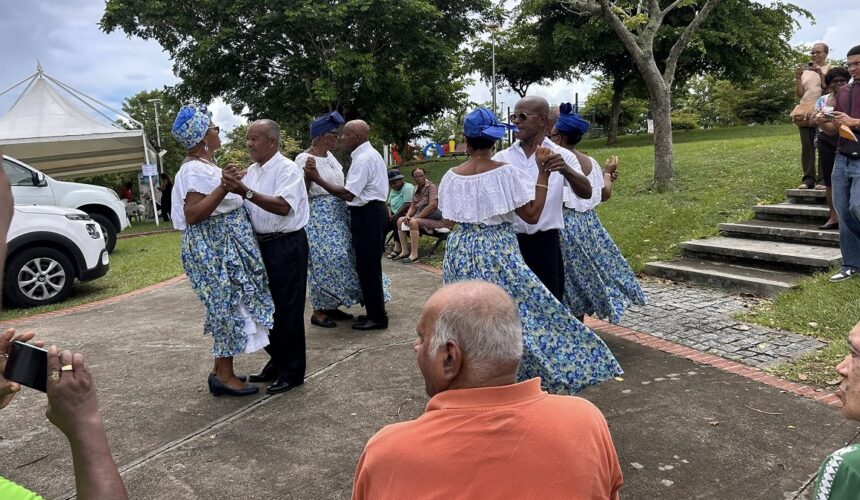 Le club des aînés « Espoirs de Vivre » anime la place du Calvaire au Gosier avec une prestation de quadrille dans le cadre de la Semaine bleue, lundi 6 octobre. Photo : Ici le Gosier