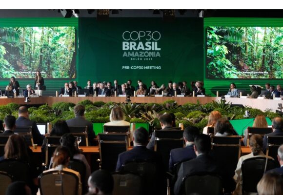Cérémonie d'ouverture de la réunion pré-COP30 à Brasilia (Brésil), lundi 13 octobre 2025, ultime étape préparatoire au sommet climatique des Nations Unies qui se déroulera du 10 au 21 novembre 2025 à Belém (Brésil). Photo : Eraldo Peres / AP / Sipa