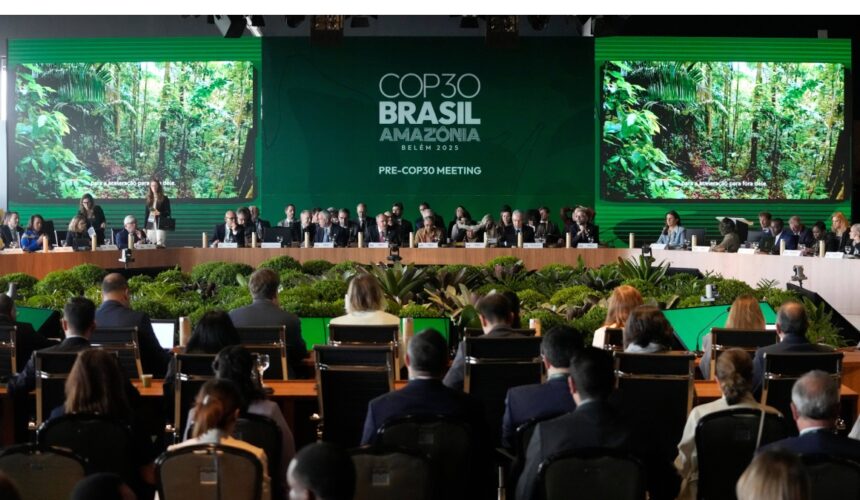 Cérémonie d'ouverture de la réunion pré-COP30 à Brasilia (Brésil), lundi 13 octobre 2025, ultime étape préparatoire au sommet climatique des Nations Unies qui se déroulera du 10 au 21 novembre 2025 à Belém (Brésil). Photo : Eraldo Peres / AP / Sipa