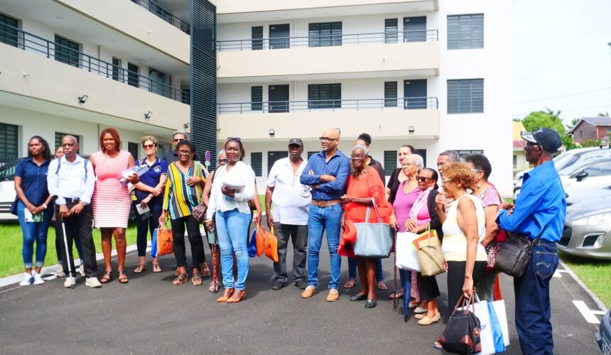 Les premiers résidents devant la résidence Dagonia au Lamentin, lors de la remise des clés le 27 novembre. Photo : Ville Lamentin Guadeloupe