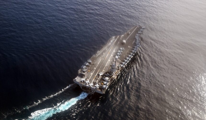 Le plus grand porte-avions américain, l'USS Gerald R. Ford, ici photographié le 24 septembre 2025 à l'exercice "Neptune Strike 25" avec des destroyers en mer du Nord au large du Danemark. Photo : Federico Gambarini/dpa Photo: Federico Gambarini/dpa