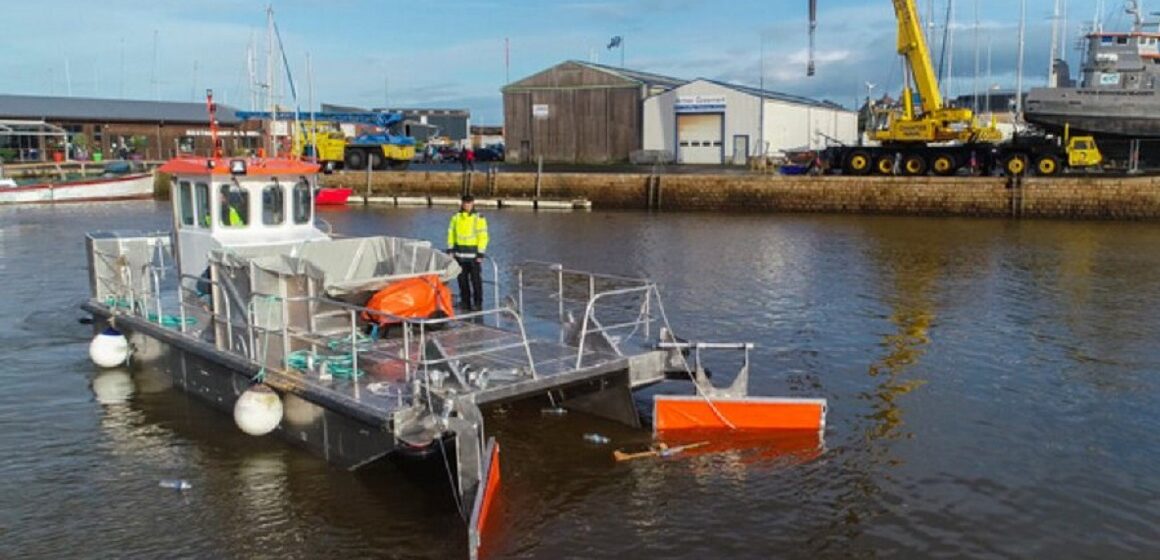 Image d'illustration du bateau amphibie collecteur d’algues Multi Cleaner 100, du constructeur breton Efinor sea cleaner. Photo : Efinor sea cleaner