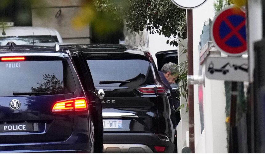 L'ancien président de la République Nicolas Sarkozy quitte sa voiture en arrivant à son domicile après sa libération de prison, lundi 10 novembre 2025 à Paris. Photo : Christophe Ena / AP / Sipa