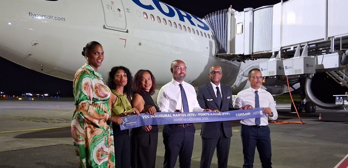 Sur le tarmac de l'aéroport de Guadeloupe, les officiels célèbrent l'inauguration du nouveau vol direct Corsair entre Nantes et Pointe-à-Pitre le 16 décembre 2025. Photo : DR Sur le tarmac de l'aéroport de Guadeloupe, les officiels célèbrent l'inauguration du nouveau vol direct Corsair entre Nantes et Pointe-à-Pitre le 16 décembre 2025. Photo : DR