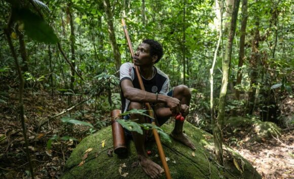 En voie de sédentarisation, les Maniqs (habitants ancestraux de Thaïlande) réclament que leur droit de propriété soit reconnu sur les territoires qu'ils occupent depuis des générations mais qui sont à présent régis par les lois de protection de la nature. Photo: AFP En voie de sédentarisation, les Maniqs (habitants ancestraux de Thaïlande) réclament que leur droit de propriété soit reconnu sur les territoires qu'ils occupent depuis des générations mais qui sont à présent régis par les lois de protection de la nature. Photo: AFP