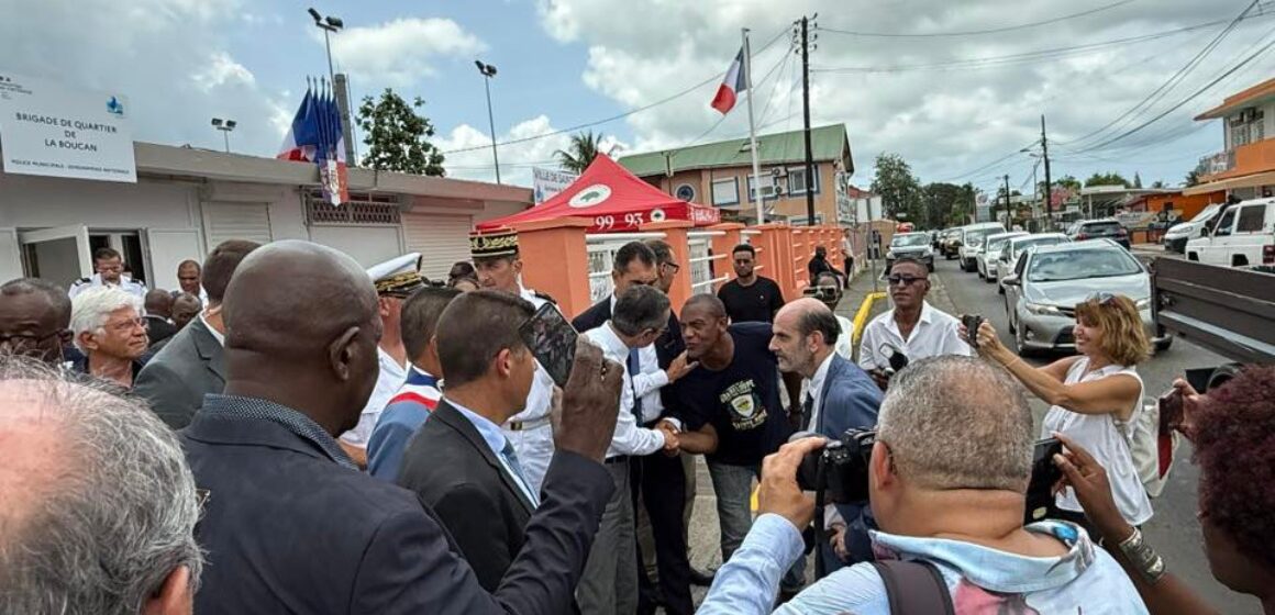 Le ministre de l’Intérieur Bruno Retailleau échange avec un riverain le 30 août lors de l'inauguration de la première brigade de quartier guadeloupéenne, à Sainte-Rose. Photo : Ville de Sainte-Rose 971 Le ministre de l’Intérieur Bruno Retailleau échange avec un riverain le 30 août lors de l'inauguration de la première brigade de quartier guadeloupéenne, à Sainte-Rose. Photo : Ville de Sainte-Rose 971