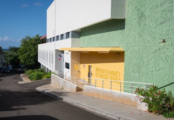 Vue extérieure de la nouvelle maison d'arrêt de Basse-Terre, photographiée le 7 décembre 2025, jour de son inauguration par le ministre de la Justice, Gérald Darmanin. Photo : Carla Bernhardt / AFP